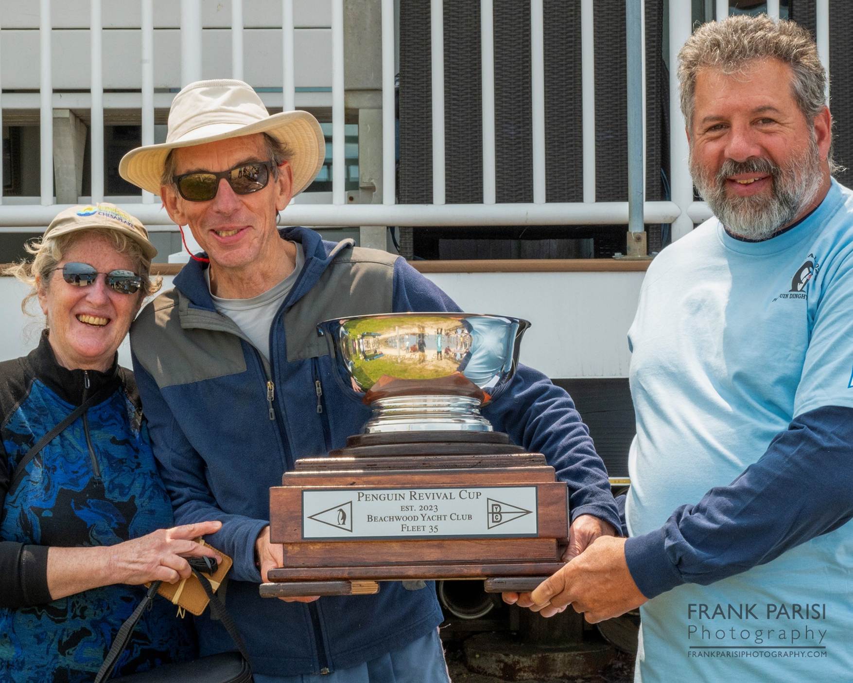 A group of people holding a trophy

AI-generated content may be incorrect.